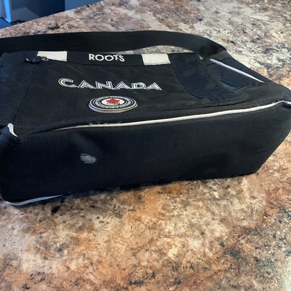 Messenger Roots bag with cross body shoulder strap - Picture 7 of 11